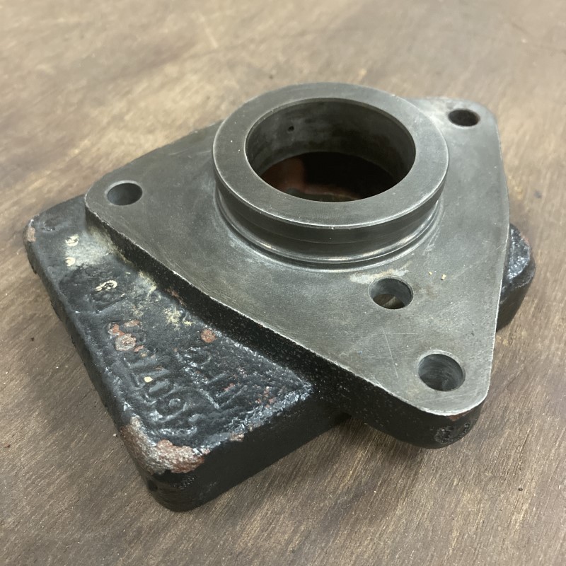 4755239 Bevestigingssteun oliepomp